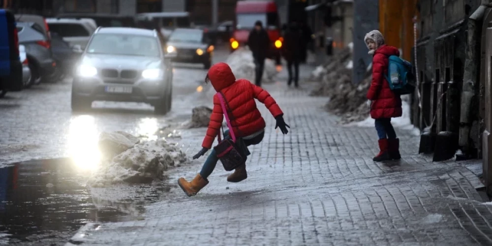 Мокрый снег, дождь, оттепель, обледенение дорог: на грядущей неделе находиться на улице станет опаснее