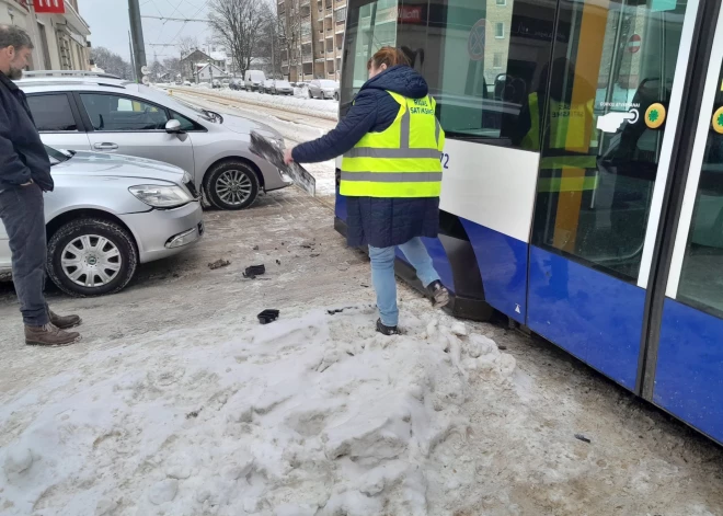 Опять беда с трамваем: в Риге машина врезалась в двери общественного транспорта