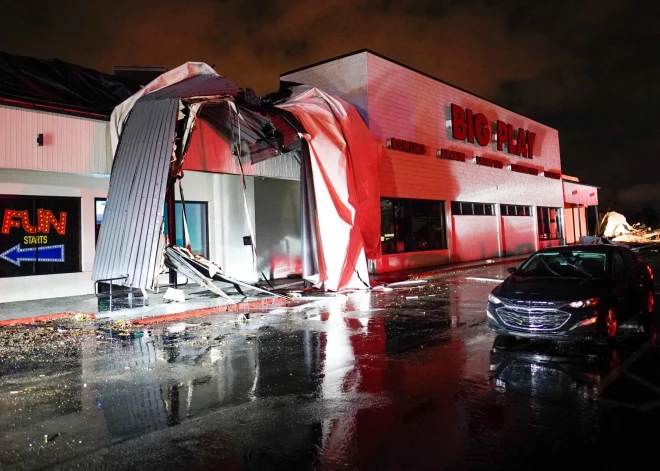 Tornado plosa Tenesī štatu ASV - ir cilvēku upuri, sagrautas mājas, sagāzti koki