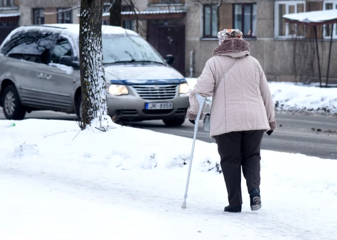 Teju puse Latvijas iedzīvotāju uzskata - ekonomiskā situācija kļūs vēl drūmāka