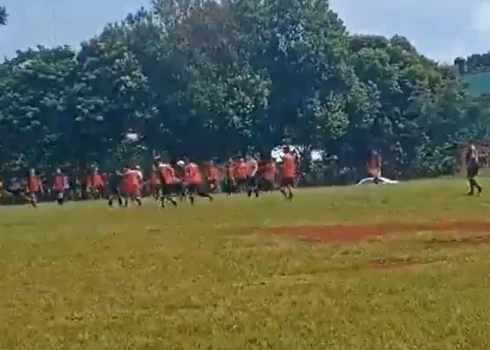 Konflikta laikā futbola tiesnesis ar nazi sadūra spēlētāju (ekrānuzņēmums no video)
