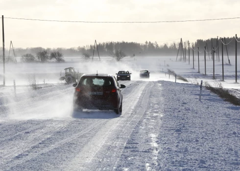 Uzmanību! Latvijas lielākajā daļā braukšanu apgrūtina sniegs un apledojums