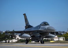 Dzeltenajā jūrā iegāzies amerikāņu iznīcinātājs F-16