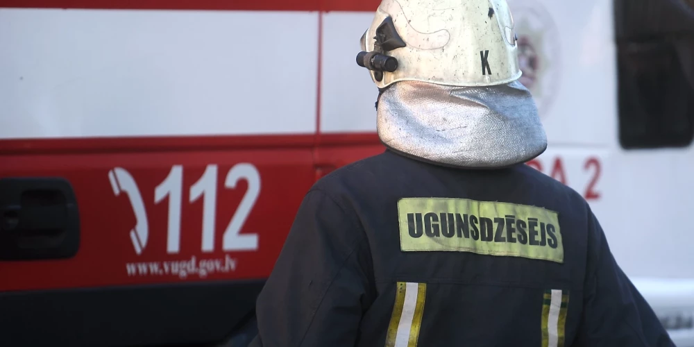 Latvijas un Igaunijas ugunsdzēsēji Valkā kopīgi dzēsuši paaugstinātās bīstamības ugunsgrēku dzīvojamā mājā