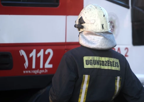Latvijas un Igaunijas ugunsdzēsēji Valkā kopīgi dzēsuši paaugstinātās bīstamības ugunsgrēku dzīvojamā mājā