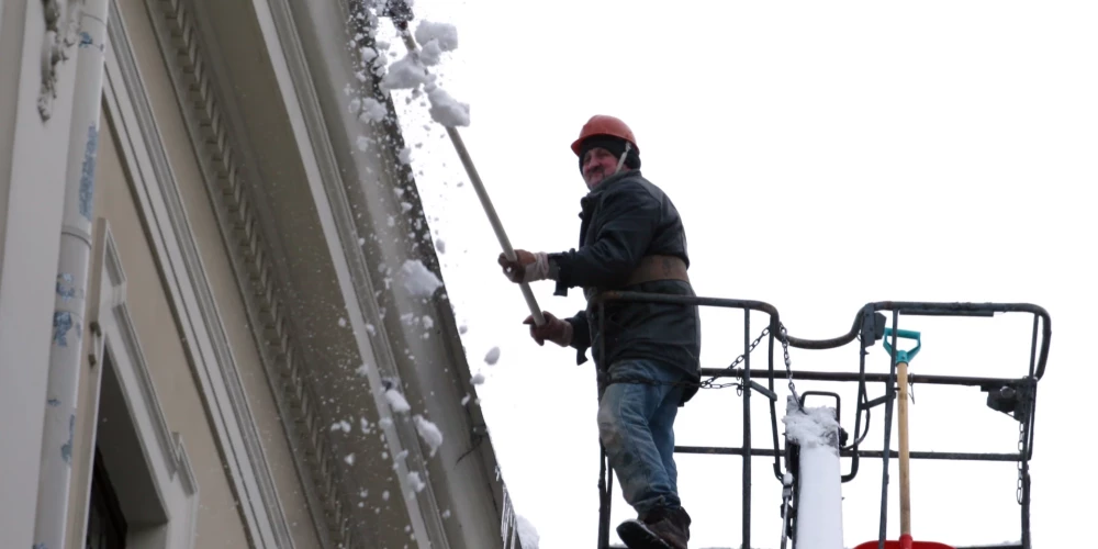 Rīgā gaidāms atkusnis – ēku saimnieki aicināti neatlikt jumtu tīrīšanu
