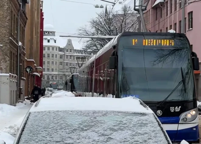 Divu nedēļu laikā jau 13 vadītāji "noparkojušies" uz tramvaja sliedēm