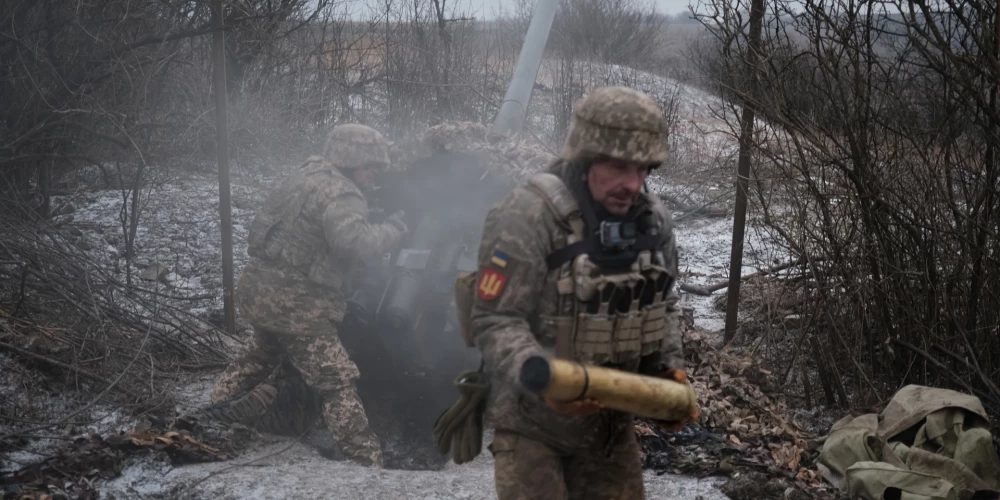 Ukrainas 22. mehanizētās brigādes karavīri savās pozīcijās pie frontes pilsētas Bahmutas, Ukrainas austrumos, izmanto padomju laika 85 mm artilērijas lielgabalu D-44. 2023. gada 7. decembrī.