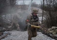 Ukrainas 22. mehanizētās brigādes karavīri savās pozīcijās pie frontes pilsētas Bahmutas, Ukrainas austrumos, izmanto padomju laika 85 mm artilērijas lielgabalu D-44. 2023. gada 7. decembrī.