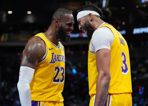 Lebrons Džeimss un Entonijs Deiviss.
