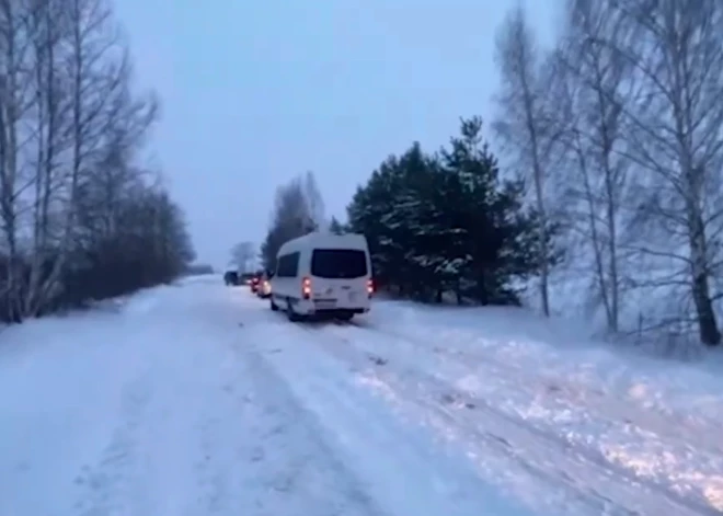 ВИДЕО: в Латвии неубранный снег помешал движению авто и школьного автобуса - пришлось час ждать грейдера