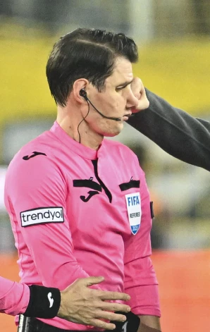 Viens no Turcijas labākajiem futbola tiesnešiem pēc spēles negaidīti saņem sitienu pa seju.