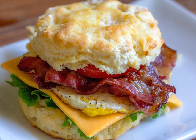 10 brokastu superprodukti, kas palīdzēs notievēt