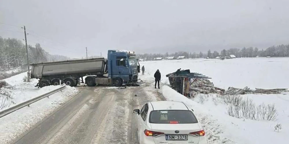 Gulbenes pusē saskrējušies divi kravas auto; satiksme avārijas vietā atjaunota