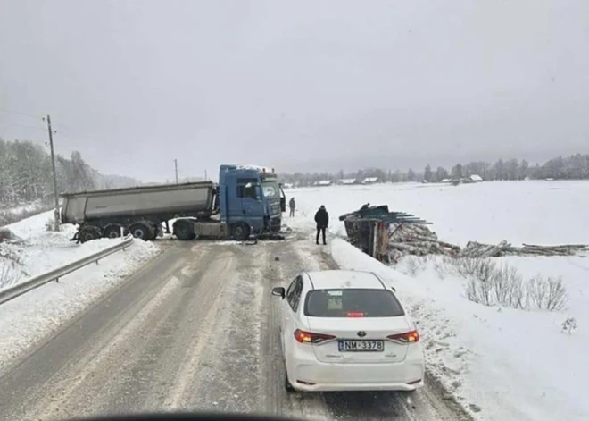 Gulbenes pusē saskrējušies divi kravas auto; satiksme avārijas vietā atjaunota