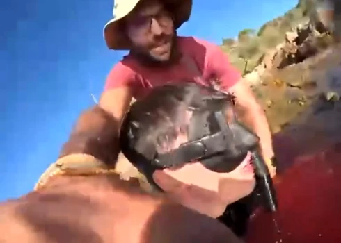 Mateo Marioti izglābj peldēšanas instruktors.