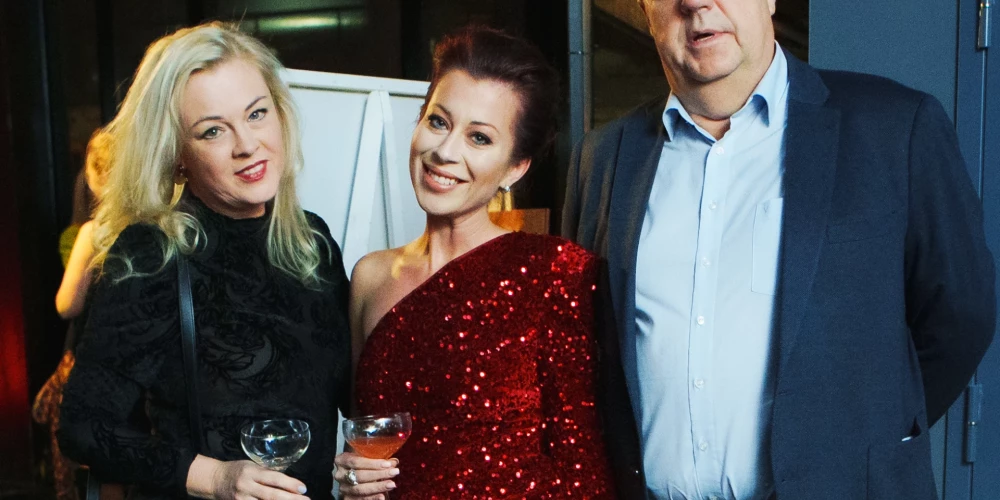 Jaunās pašmāju erotiskās filmas "Ekstāzes" galvenās varones lomas atveidotāja, aktrise un topošā režisore Linda Kalniņa uz pirmizrādi ieradās ar vecākiem – mammu Sandru un audžutēvu Gunti.