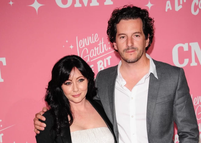 Ar vēzi slimā Šenona Dohertija pirms smadzeņu operācijas uzzinājusi par vīra sānsoli