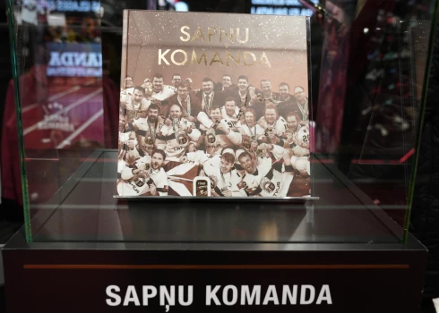 FOTO: izdota grāmata par Latvijas hokeja izlases izcīnītajām bronzas medaļām pasaules čempionātā "Sapņu komanda 2023"