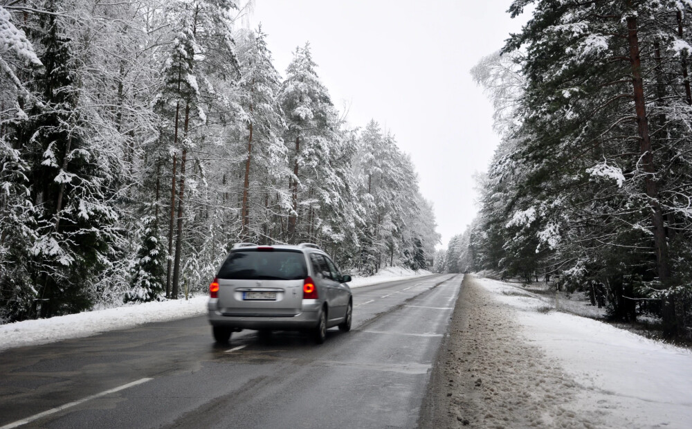 Lielākajā daļā Latvijas ceļi ir sniegoti un apledo
