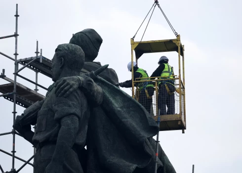 Bulgārijā sāk padomju karavīru pieminekļa nojaukšanu