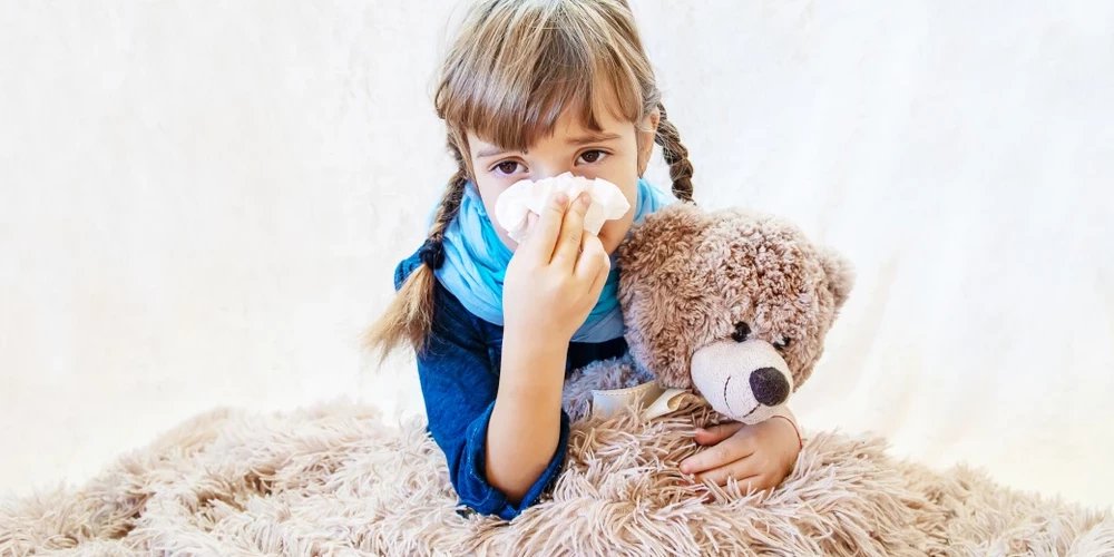 Глава Латвийского общества врачей: "Зачем ребенка с насморком вести к врачу? Это заболевание, которое само проходит"