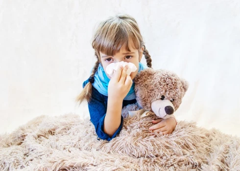 Глава Латвийского общества врачей: "Зачем ребенка с насморком вести к врачу? Это заболевание, которое само проходит"