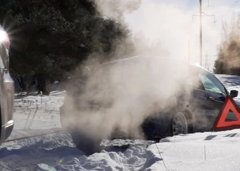Kā paša spēkiem atbrīvot auto no sniega gūsta, ja ziemā sanācis ieslīdēt grāvī