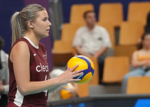 Latvijas sieviešu volejbola izlases spēlētāja Marta Kamēlija Levinska. 