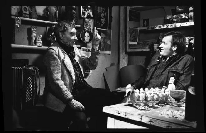 Spēlfilmas “Mans draugs - nenopietns cilvēks” kadrs (no kreisās: Ēvalds Valters Čakāna lomā un Jānis Paukštello Arvīda Lasmaņa lomā).