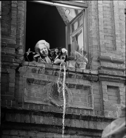 Aktrise Lilita Bērziņa madam Andersones lomā Rīgas kinostudijas spēlfilmā “Mans draugs - nenopietns cilvēks”.