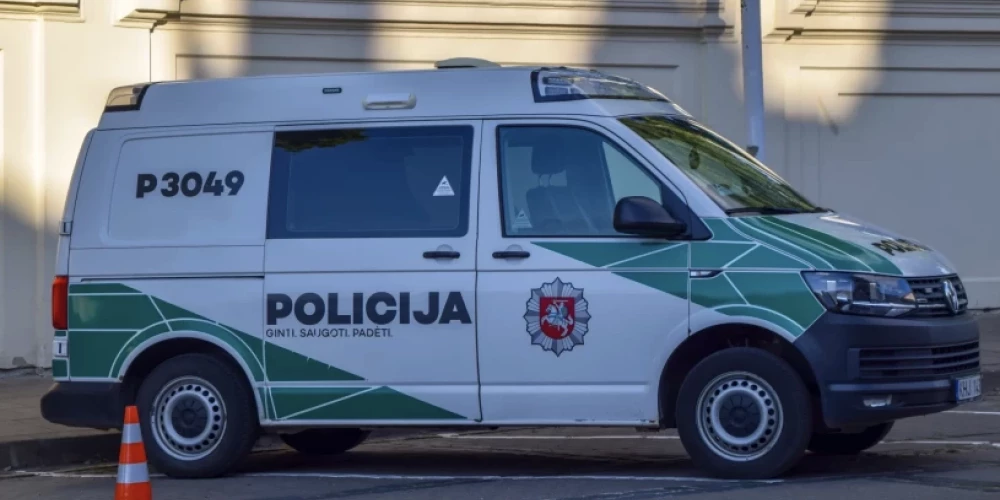 Lietuvā policists nošauj agresīvu sievieti