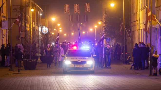 Šī gada Patriotu nedēļa ilgi nelabā atmiņā paliks divām Kuldīgas novada pašvaldības darbiniecēm, kuras pa naksnīgo Kuldīgu vizinājās “stiprās dziras” pievarētas (attēlā: Lāčplēša dienas gājiens Kuldīgā, kuram ar pašvaldības dāmu braukšanu dzēruma nav nekāda sakara).