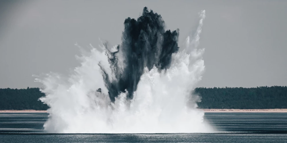 Militāro mācību “Open Spirit 2023” laikā 24. maijā Baltijas valstu ūdenslīdēju komandas 20 km attālumā no Ventspils ostas veica zemūdens detonācijas paraugdemonstrējumus, neitralizējot mācību laikā atrastās vēsturiskās mīnas.