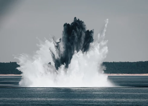 Militāro mācību “Open Spirit 2023” laikā 24. maijā Baltijas valstu ūdenslīdēju komandas 20 km attālumā no Ventspils ostas veica zemūdens detonācijas paraugdemonstrējumus, neitralizējot mācību laikā atrastās vēsturiskās mīnas.