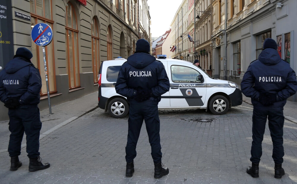 Policija nu drīkstēs noteiktai iedzīvotāju kategorijai aizliegt izceļot no Latvijas