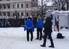 Vēl nesen biedrība "Krievu balss Latvijai" protestēja pret Vladimira Putina Krieviju, sūtot viņu rupjiem vārdiem tur, "kur krievu karakuģis". Tajā pašā laikā biedrība aktīvi kritizēja Puškina liceja (tagad Rīgas Broces licejs) pārsaukšanu. (Foto: LETA)