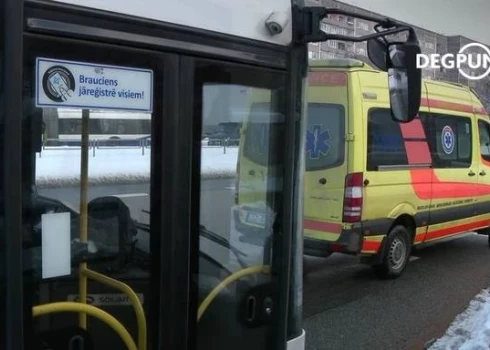 Водителю 17-го троллейбуса пришлось резко затормозить - 4 человека упали и были доставлены в больницу