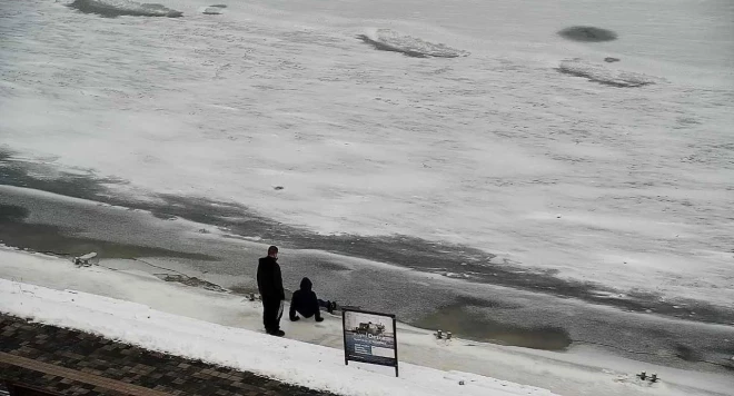 Neskatoties uz stingro aizliegumu un draudošo naudas sodu, nemaz nerunājot par apdraudējumu dzīvībai, daļa jelgavnieku tomēr cenšas pārbaudīt pilsētā esošo upju ledus stiprumu.