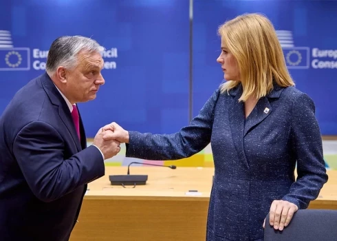 "Если бы взгляд мог убить": фото Силини и Орбана вызвало фурор