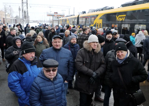 Новые электропоезда уже в деле! Латвийцы делятся фото снаружи и внутри отправившихся в путь выгонов