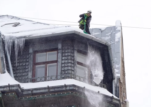 Смотрите наверх и бегите: в Риге не успевают очистить от снега и льда все крыши