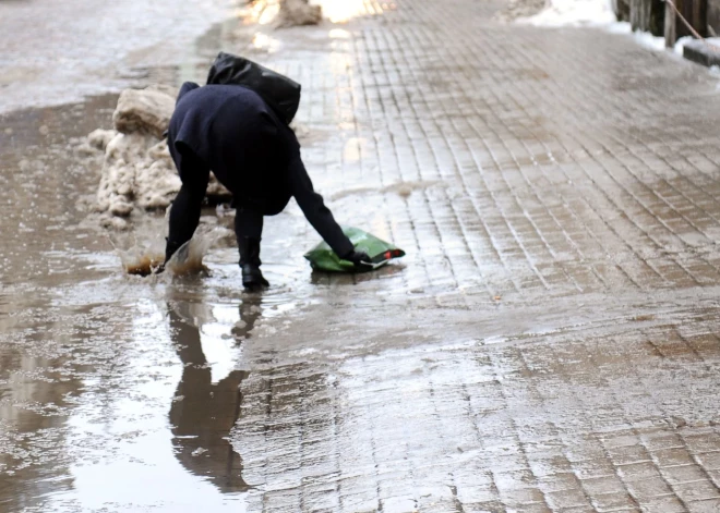 Slideni ceļi! Sestdien prognozē nokrišņus un atkalu