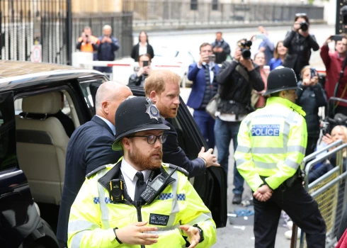 "Zilās asinis" pret tabloīdu: princis Harijs uzvar telefonu uzlaušanas lietā 