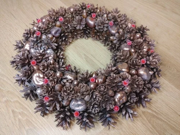 No dabas materiāliem Inese darina oriģinālus adventes vainagus.