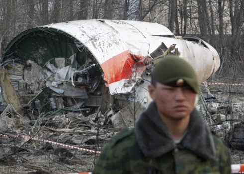 Jaunā Polijas valdība likvidē Smoļenskas aviokatastrofas izmeklēšanas komisiju