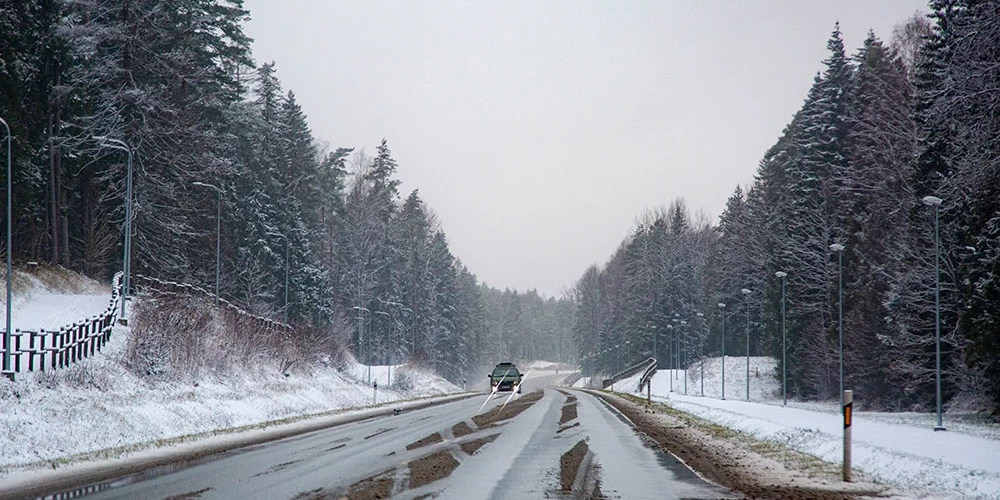 Apledojums un sniegs lielā daļā Latvijas apgrūtina braukšanu