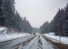 Apledojums un sniegs lielā daļā Latvijas apgrūtina braukšanu