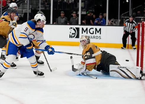 18 gadus vecais Zeks Bensons pārspēj "Golden Knights" vārtsargu Loganu Tomsonu un gūst "Sabres" trešos vārtus, kas izrādījās arī uzvaru nesošie.