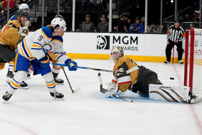 18 gadus vecais Zeks Bensons pārspēj "Golden Knights" vārtsargu Loganu Tomsonu un gūst "Sabres" trešos vārtus, kas izrādījās arī uzvaru nesošie.